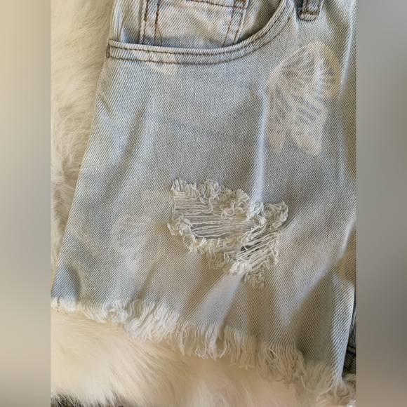 Material Girl Junior’s Light Wash Jean Shorts SIZE 5 NWOT - Picture 4 of 6